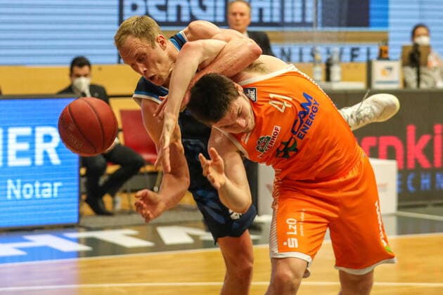 Basketball - . Bundesliga - 31. Spieltag RASTA Vechta - ALBA Berlin am 30.04.2021 im RASTA Dome in Vechta Luke Sikma (Alba Berlin 43) gegen Will Vorhees (Rasta Vechta 41)