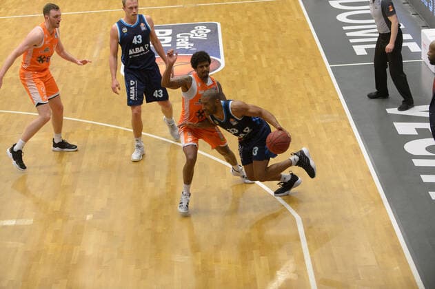 Edgar SOSA (12 Rasta Vechta), Peyton SIVA (3 Alba Berlin) ; Rasta Vechta vs Alba Berlin, Basketball, easyCredit BBL Bundesliga, 30.04.2021, 31. Spieltag, Saison 2020 2021 ; Copyright: xErikxHillmer EIBNERx EP_ehr Rasta Vechta vs Alba Berlin, Basketball, easyCredit BBL Bundesliga, 30.04.2021, 31. Spieltag, Saison 2020 2021 Vechta Copyright: xErikxHillmer EIBNERx EP_ehr