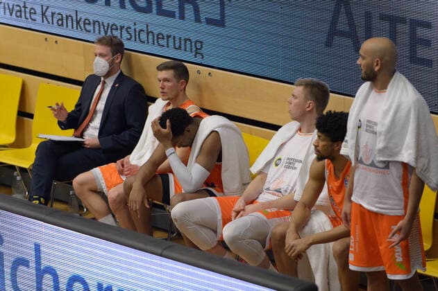 Enttäuschung beim Schlusspfiff über die Niederlage, über den Abstieg bei Marius GRAF (Co-Trainer Assistant Coach Rasta Vechta), Jannes HUNDT (20 Rasta Vechta), Sha™Markus Sha Markus KENNEDY (3 Rasta Vechta), Björn Bjoern ROHWER (22 Rasta Vechta), Jordan BARNETT (21 Rasta Vechta), Stefan PENO (4 Rasta Vechta) ; Rasta Vechta vs Alba Berlin, Basketball, easyCredit BBL Bundesliga, 30.04.2021, 31. Spieltag, Saison 2020 2021 ; Copyright: xErikxHillmer EIBNERx EP_ehr Rasta Vechta vs Alba Berlin, Basketball, easyCredit BBL Bundesliga, 30.04.2021, 31. Spieltag, Saison 2020 2021 Vechta Copyright: xErikxHillmer EIBNERx EP_ehr