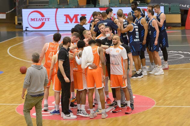 Team von Rasta Vechta beim Huddle nach dem Spiel ; Rasta Vechta vs Alba Berlin, Basketball, easyCredit BBL Bundesliga, 30.04.2021, 31. Spieltag, Saison 2020 2021 ; Copyright: xErikxHillmer EIBNERx EP_ehr Rasta Vechta vs Alba Berlin, Basketball, easyCredit BBL Bundesliga, 30.04.2021, 31. Spieltag, Saison 2020 2021 Vechta Copyright: xErikxHillmer EIBNERx EP_ehr