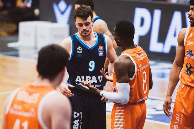easyCredit-BBL: 31. Spieltag - RASTA Vechta vs. ALBA BERLIN, 30.04.2021 Jonas Mattisseck (ALBA BERLIN, 9), Joshua Adam Young (RASTA Vechta, 8); easyCredit-BBL: 31. Spieltag - RASTA Vechta vs. ALBA BERLIN am 30.04.2021 in Vechta (RASTA Dome), Germany, Copyright: xBEAUTIFULxSPORTS Neddermannx