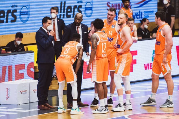 easyCredit-BBL: 31. Spieltag - RASTA Vechta vs. ALBA BERLIN, 30.04.2021 Mauricio Parra (RASTA Vechta, Assistant Coach), Joshua Adam Young (RASTA Vechta, 8), Derrick Allen (RASTA Vechta, Head Coach), Edgar Sosa (RASTA Vechta, 12), Philipp Herkenhoff (RASTA Vechta, 14), Robin Manuel Christen (RASTA Vechta, 33); easyCredit-BBL: 31. Spieltag - RASTA Vechta vs. ALBA BERLIN am 30.04.2021 in Vechta (RASTA Dome), Germany, Copyright: xBEAUTIFULxSPORTS Neddermannx