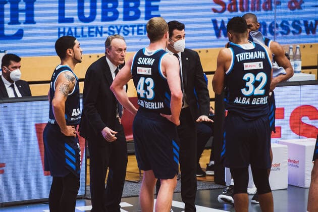 easyCredit-BBL: 31. Spieltag - RASTA Vechta vs. ALBA BERLIN, 30.04.2021 Peyton Siva (ALBA BERLIN, 3), Alejandro Aito Garcia Reneses (ALBA BERLIN, Head Coach), Luke Sikma (ALBA BERLIN, 43), Johannes Thiemann (ALBA BERLIN, 32); easyCredit-BBL: 31. Spieltag - RASTA Vechta vs. ALBA BERLIN am 30.04.2021 in Vechta (RASTA Dome), Germany, Copyright: xBEAUTIFULxSPORTS Neddermannx