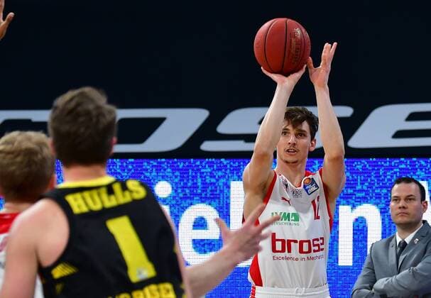 BAMBERG 30.04.2021 --- Basketball ---- easycredit 1. Basketball Bundesliga ---- 31. Spieltag: Brose Bamberg vs MHP Riesen Luswigsburg --- Moritz Pleschner (12, Brose Bamberg) wirft Drier gegen Jordan Hulls (1, MHP Riesen Ludwigsburg) --- Foto: Hans-Martin Issler isslerimages ---- Brose Bamberg vs MHP Riesen Luswigsburg