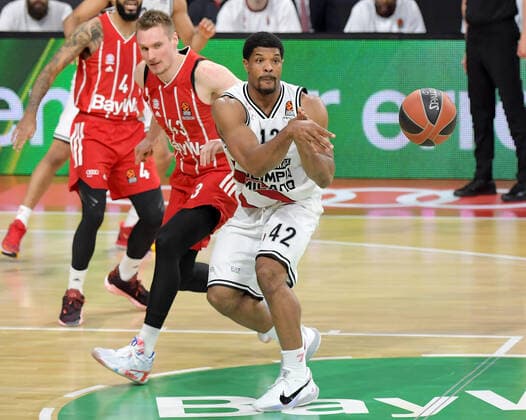 30.04.2021, xemx, Basketball Turkish Airlines Euroleague Spiel 4, FC Bayern Muenchen Basketball - AX Armani Exchange Milan emspor, v.l. Leon Radosevic (FC Bayern Basketball), Kyle Hines (AX Armani Exchange Milan) Zweikampf, Duell, Kampf, tackle Muenchen