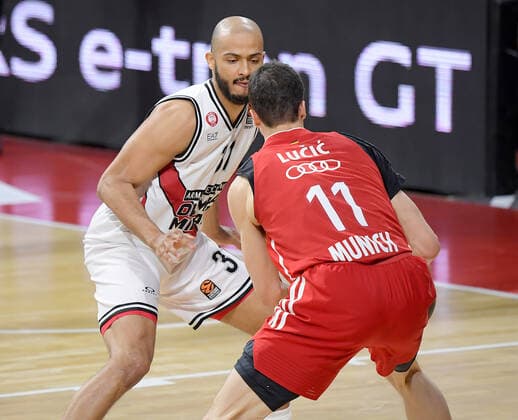 30.04.2021, xemx, Basketball Turkish Airlines Euroleague Spiel 4, FC Bayern Muenchen Basketball - AX Armani Exchange Milan emspor, v.l. Shavon Shields (AX Armani Exchange Milan), Vladimir Lucic (FC Bayern Basketball) Zweikampf, Duell, Kampf, tackle Muenchen