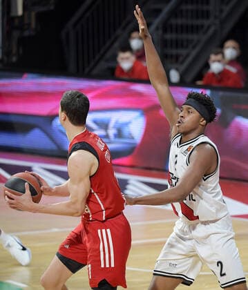 30.04.2021, xemx, Basketball Turkish Airlines Euroleague Spiel 4, FC Bayern Muenchen Basketball - AX Armani Exchange Milan emspor, v.l. Vladimir Lucic (FC Bayern Basketball), Zach Leday (AX Armani Exchange Milan) Muenchen