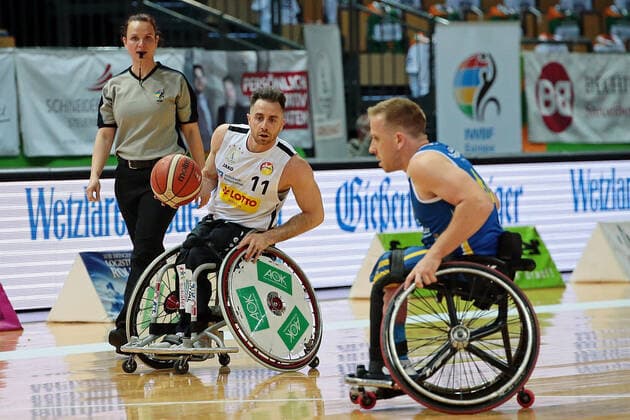 30.04.2021, xovx, Rollstuhlbasketball Champions Cup 2021, RSV Lahn-Dill - BSR ACE Gran Canaria v.l. Steve Serio (RSV Lahn-Dill), James Macsorley (BSR ACE Gran Canaria) Wetzlar Rittal-Arena Hessen Deutschland (DE)