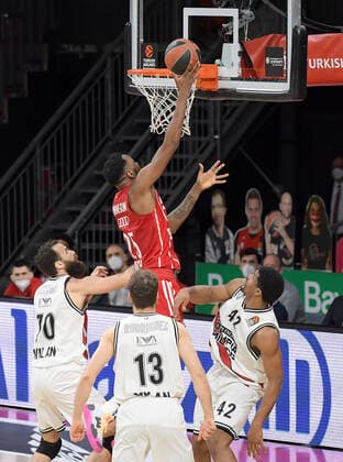 30.04.2021, xemx, Basketball Turkish Airlines Euroleague Spiel 4, FC Bayern Muenchen Basketball - AX Armani Exchange Milan emspor, v.l. Ja Juan Johnson (FC Bayern Basketball) mit Korbleger Muenchen