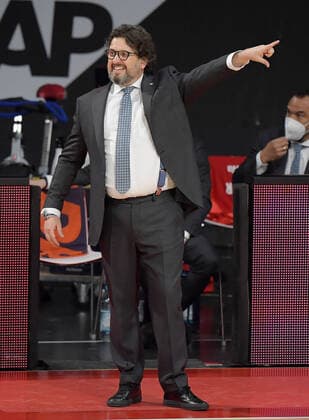 30.04.2021, xemx, Basketball Turkish Airlines Euroleague Spiel 4, FC Bayern Muenchen Basketball - AX Armani Exchange Milan emspor, v.l. Head Coach Andrea Trinchieri (FC Bayern Basketball) gibt Anweisungen, gestikuliert mit den Armen, gesticulate, gives instructions Muenchen