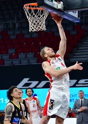 BAMBERG 30.04.2021 --- Basketball ---- easycredit 1. Basketball Bundesliga ---- 31. Spieltag: Brose Bamberg vs MHP Riesen Luswigsburg --- Christian Sengfelder (43, Brose Bamberg) mit Korbleger gegen Jonah Radebaugh (12, MHP Riesen Ludwigsburg) --- Foto: Hans-Martin Issler isslerimages ---- Brose Bamberg vs MHP Riesen Luswigsburg