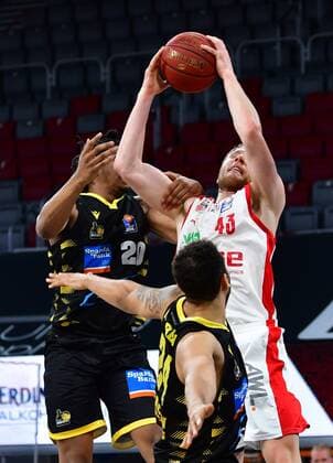 BAMBERG 30.04.2021 --- Basketball ---- easycredit 1. Basketball Bundesliga ---- 31. Spieltag: Brose Bamberg vs MHP Riesen Luswigsburg --- Desi Rodriguez (20, MHP Riesen Ludwigsburg) foult Christian Sengfelder (43, Brose Bamberg) --- Foto: Hans-Martin Issler isslerimages ---- Brose Bamberg vs MHP Riesen Luswigsburg