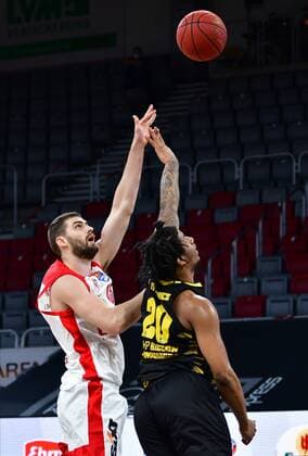 BAMBERG 30.04.2021 --- Basketball ---- easycredit 1. Basketball Bundesliga ---- 31. Spieltag: Brose Bamberg vs MHP Riesen Luswigsburg --- David Kravish (45, Brose Bamberg) wirft gegen Desi Rodriguez (20, MHP Riesen Ludwigsburg) --- Foto: Hans-Martin Issler isslerimages ---- Brose Bamberg vs MHP Riesen Luswigsburg