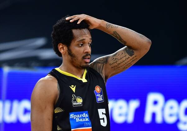 BAMBERG 30.04.2021 --- Basketball ---- easycredit 1. Basketball Bundesliga ---- 31. Spieltag: Brose Bamberg vs MHP Riesen Luswigsburg --- Barry Brown Jr. (5, MHP Riesen Ludwigsburg) rauft sich die Haare --- Foto: Hans-Martin Issler isslerimages ---- Brose Bamberg vs MHP Riesen Luswigsburg