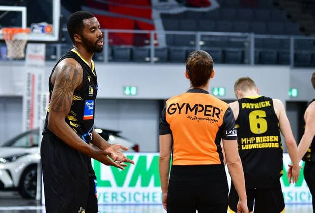 BAMBERG 30.04.2021 --- Basketball ---- easycredit 1. Basketball Bundesliga ---- 31. Spieltag: Brose Bamberg vs MHP Riesen Luswigsburg --- Jamel McLean (7, MHP Riesen Ludwigsburg) diskutiert mit Schiedsrichterin Anne Panther --- Foto: Hans-Martin Issler isslerimages ---- Brose Bamberg vs MHP Riesen Luswigsburg