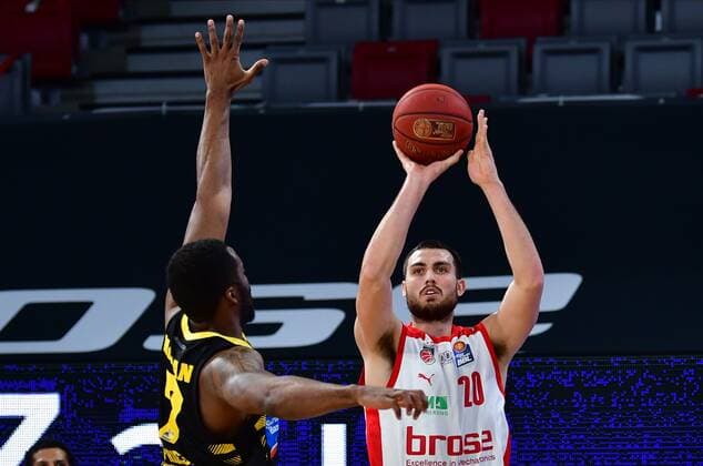 BAMBERG 30.04.2021 --- Basketball ---- easycredit 1. Basketball Bundesliga ---- 31. Spieltag: Brose Bamberg vs MHP Riesen Luswigsburg --- Chase Fieler (20, Brose Bamberg) wirft gegen Jamel McLean (7, MHP Riesen Ludwigsburg) --- Foto: Hans-Martin Issler isslerimages ---- Brose Bamberg vs MHP Riesen Luswigsburg