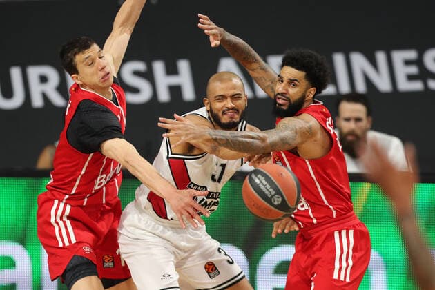 Vladimir Lucic (Muenchen) und Dennis Seeley (Muenchen) blocken Shavon Shields (Mailand) GER, FC Bayern Basketball - Armani Olimpia Mailand, Basketball, EuroLeague Viertelfinale Spiel 4, Saison 2020 2021, 30.04.2021, GER, FC Bayern Basketball - Armani Olimpia Mailand, Basketball, EuroLeague Viertelfinale Spiel 4, Saison 2020 2021, 30.04.2021, Muenchen Copyright: xEIBNER MarcelxEngelbrechtx EP_EER