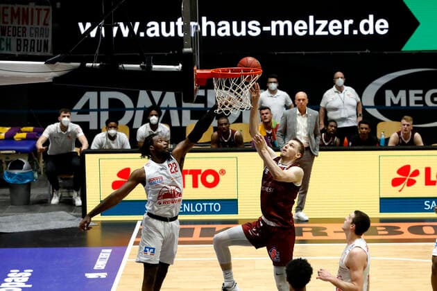 30.04.2021, easyCredit Basketball Bundesliga, BBL, Saison 2020 2021, Herren, Chemnitz Niners - JobStairs Giessen 46ers Jonas Richter, Niners Chemnitz, Chad Brown, JobStairs Giessen 46ers Chemnitz Messe Chemnitz Sachsen Germany