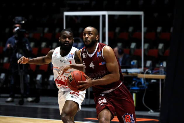 30.04.2021, easyCredit Basketball Bundesliga, BBL, Saison 2020 2021, Herren, Chemnitz Niners - JobStairs Giessen 46ers Virgel Matthews, Niners Chemnitz, Jonathan Stark, JobStairs Giessen 46ers Chemnitz Messe Chemnitz Sachsen Germany