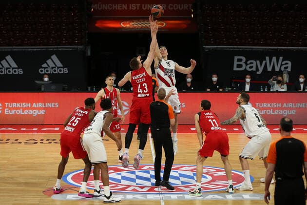 Tip-Off der Partie GER, FC Bayern Basketball - Armani Olimpia Mailand, Basketball, EuroLeague Viertelfinale Spiel 4, Saison 2020 2021, 30.04.2021, GER, FC Bayern Basketball - Armani Olimpia Mailand, Basketball, EuroLeague Viertelfinale Spiel 4, Saison 2020 2021, 30.04.2021, Muenchen Copyright: xEIBNER MarcelxEngelbrechtx EP_EER