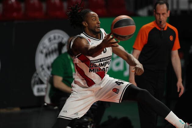 Sport Bilder des Tages Jeremy Evans (Mailand) rettet den Ball GER, FC Bayern Basketball - Armani Olimpia Mailand, Basketball, EuroLeague Viertelfinale Spiel 4, Saison 2020 2021, 30.04.2021, GER, FC Bayern Basketball - Armani Olimpia Mailand, Basketball, EuroLeague Viertelfinale Spiel 4, Saison 2020 2021, 30.04.2021, Muenchen Copyright: xEIBNER MarcelxEngelbrechtx EP_EER