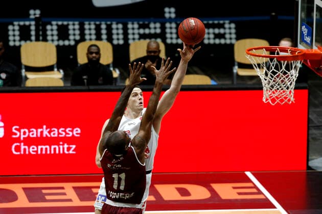 30.04.2021, easyCredit Basketball Bundesliga, BBL, Saison 2020 2021, Herren, Chemnitz Niners - JobStairs Giessen 46ers Scottie James Jr., JobStairs Giessen 46ers, Isiaha Mike, Niners Chemnitz Chemnitz Messe Chemnitz Sachsen Germany
