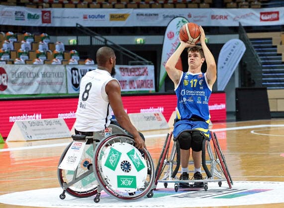 30.04.2021, xovx, Rollstuhlbasketball Champions Cup 2021, RSV Lahn-Dill - BSR ACE Gran Canaria v.l. Brian Bell (RSV Lahn-Dill), Arie Twigt (BSR ACE Gran Canaria) Wetzlar Rittal-Arena Hessen Deutschland (DE)