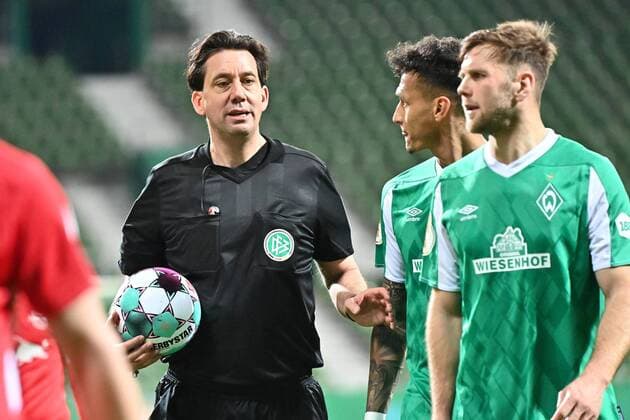 Sport Bilder des Tages GER, DFB-Pokal, Halbfinale, SV Werder Bremen vs RB Leipzig 30.04.2021, wohninvest Weserstadion, Bremen, GER, DFB-Pokal, Halbfinale, SV Werder Bremen vs RB Leipzig im Bild picture shows Halbzeitpause. Schiedsrichter Manuel Gräfe Graefeund Davie Selke (SV Werder Bremen 09) und Niclas Füllkrug Fuellkrug (Werder Bremen 11)