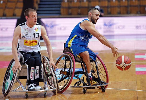 30.04.2021, xovx, Rollstuhlbasketball Champions Cup 2021, RSV Lahn-Dill - BSR ACE Gran Canaria v.l. Thomas Böhme (RSV Lahn-Dill), Jorge Sanchez (BSR ACE Gran Canaria) Wetzlar Rittal-Arena Hessen Deutschland (DE)