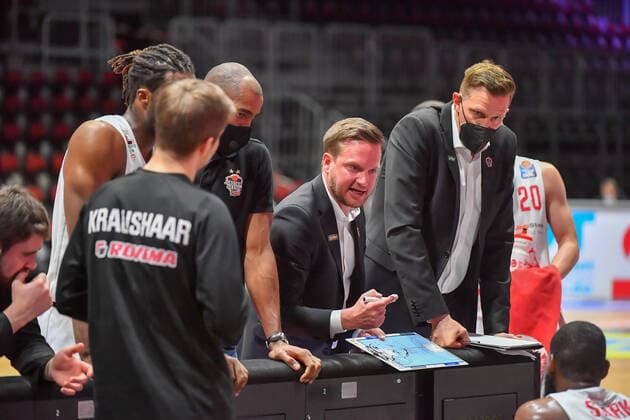 Chemnitz, Deutschland 30. April 2021: BBL - 2020 2021 - Niners Chemnitz vs. Giessen 46ers Auszeit der Gießen 46ers mit Trainer Rolf Scholz (Giessen) Messe Chemnitz Sachsen Copyright: xFotostandx xDostmannx