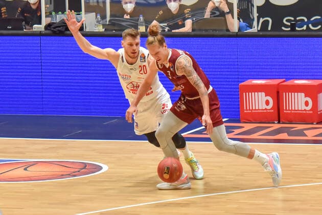 Chemnitz, Deutschland 30. April 2021: BBL - 2020 2021 - Niners Chemnitz vs. Giessen 46ers v. li. im Zweikampf Ferdinand Zylka (Giessen) und Malte Ziegenhagen (Chemnitz) Messe Chemnitz Sachsen Copyright: xFotostandx xDostmannx