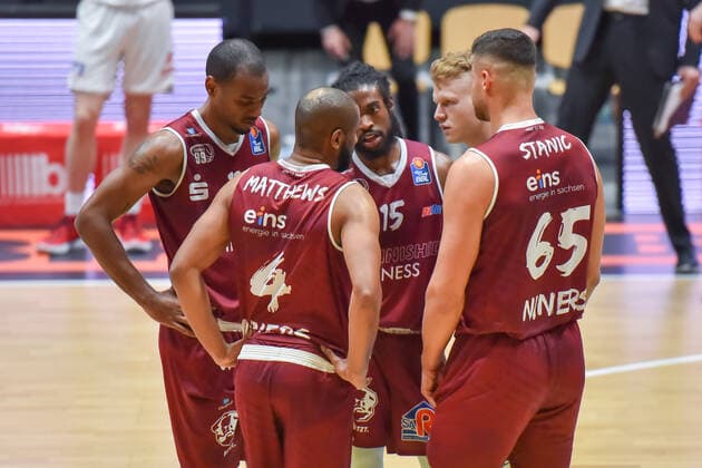 Chemnitz, Deutschland 30. April 2021: BBL - 2020 2021 - Niners Chemnitz vs. Giessen 46ers Die Spieler der Niners Chemnitz bilden einen Mannschaftskreis. Messe Chemnitz Sachsen Copyright: xFotostandx xDostmannx