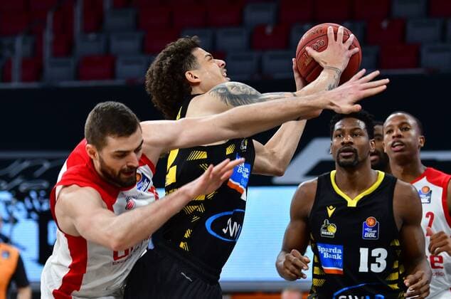 BAMBERG 30.04.2021 --- Basketball ---- easycredit 1. Basketball Bundesliga ---- 31. Spieltag: Brose Bamberg vs MHP Riesen Luswigsburg --- Christian Sengfelder (43, Brose Bamberg) foult Jonah Radebaugh (12, MHP Riesen Ludwigsburg) --- Foto: Hans-Martin Issler isslerimages ---- Brose Bamberg vs MHP Riesen Luswigsburg