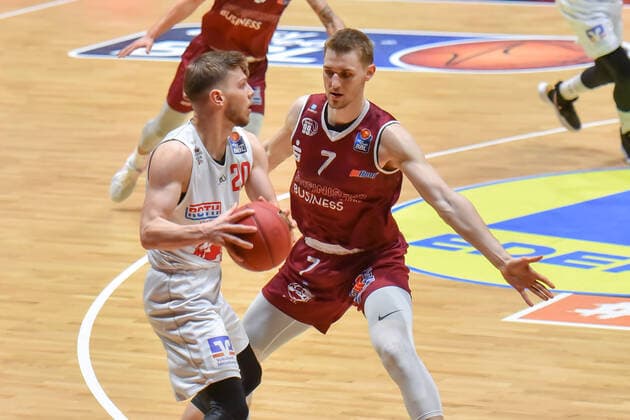 Chemnitz, Deutschland 30. April 2021: BBL - 2020 2021 - Niners Chemnitz vs. Giessen 46ers v. li. im Zweikampf Ferdinand Zylka (Giessen) und Jonas Richter (Chemnitz) Messe Chemnitz Sachsen Copyright: xFotostandx xDostmannx