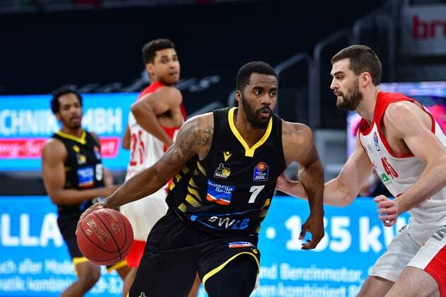 BAMBERG 30.04.2021 --- Basketball ---- easycredit 1. Basketball Bundesliga ---- 31. Spieltag: Brose Bamberg vs MHP Riesen Luswigsburg --- Jamel McLean (7, MHP Riesen Ludwigsburg) gegen David Kravish (45, Brose Bamberg) --- Foto: Hans-Martin Issler isslerimages ---- Brose Bamberg vs MHP Riesen Luswigsburg