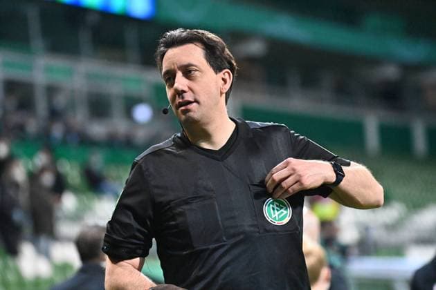 GER, DFB-Pokal, Halbfinale, SV Werder Bremen vs RB Leipzig 30.04.2021, wohninvest Weserstadion, Bremen, GER, DFB-Pokal, Halbfinale, SV Werder Bremen vs RB Leipzig im Bild picture shows Schiedsrichter Manuel Gräfe Graefe