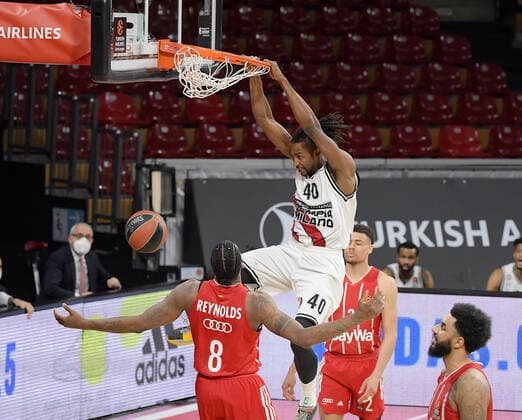 30.04.2021, xemx, Basketball Turkish Airlines Euroleague Spiel 4, FC Bayern Muenchen Basketball - AX Armani Exchange Milan emspor, v.l. Jeremy Evans (AX Armani Exchange Milan) mit Dunking Jalen Reynolds (FC Bayern Basketball), Wade Baldwin (FC Bayern Basketball), Dennis Jerome Seeley (FC Bayern Basketball) schauen zu Muenchen