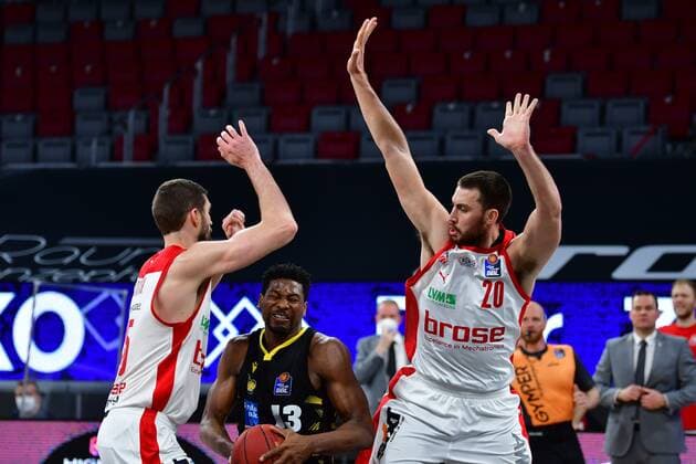 BAMBERG 30.04.2021 --- Basketball ---- easycredit 1. Basketball Bundesliga ---- 31. Spieltag: Brose Bamberg vs MHP Riesen Luswigsburg --- David Kravish (45, Brose Bamberg) und Chase Fieler (20, Brose Bamberg) verteidigen gegen Yorman Polas Bartolo (13, MHP Riesen Ludwigsburg) --- Foto: Hans-Martin Issler isslerimages ---- Brose Bamberg vs MHP Riesen Luswigsburg