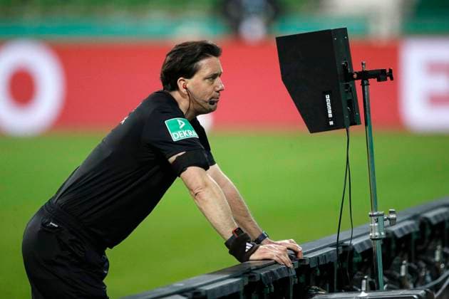 30.04.2021, wohninvest WESERSTADION, Bremen, GER, DFB POKAL, Achtelfinale, SV Werder Bremen vs RB Leipzig, im Bild Schiedsrichter Manuel Graefe schaut sich das Strafraumfoul auf dem Monitor an. Anschliessend zeigt er kein Elfmeter (Wichtiger Hinweis: Der DFB untersagt die Verwendung von Sequenzbildern im Internet und in Online-Medien waehrend des Spiels (einschließlich Halbzeit). Sperrfrist! Der DFB erlaubt die Publikation und Weiterverwertung der Bilder auf mobilfunkfaehigen Endgeraeten (insbesondere MMS) und ueber DVB-H und DMB erst nach Spielende.) SV Werder Bremen vs RB Leipzig