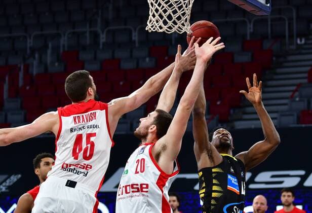 BAMBERG 30.04.2021 --- Basketball ---- easycredit 1. Basketball Bundesliga ---- 31. Spieltag: Brose Bamberg vs MHP Riesen Luswigsburg --- Yorman Polas Bartolo (13, MHP Riesen Ludwigsburg) versucht gegen David Kravish (45, Brose Bamberg) und Chase Fieler (20, Brose Bamberg) zu werfen --- Foto: Hans-Martin Issler isslerimages ---- Brose Bamberg vs MHP Riesen Luswigsburg