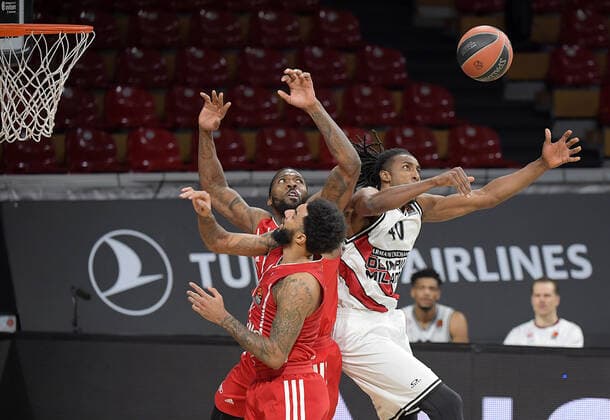 30.04.2021, xemx, Basketball Turkish Airlines Euroleague Spiel 4, FC Bayern Muenchen Basketball - AX Armani Exchange Milan emspor, v.l. Jalen Reynolds (FC Bayern Basketball), Dennis Jerome Seeley (FC Bayern Basketball), Jeremy Evans (AX Armani Exchange Milan) Zweikampf, Duell, Kampf, tackle Muenchen
