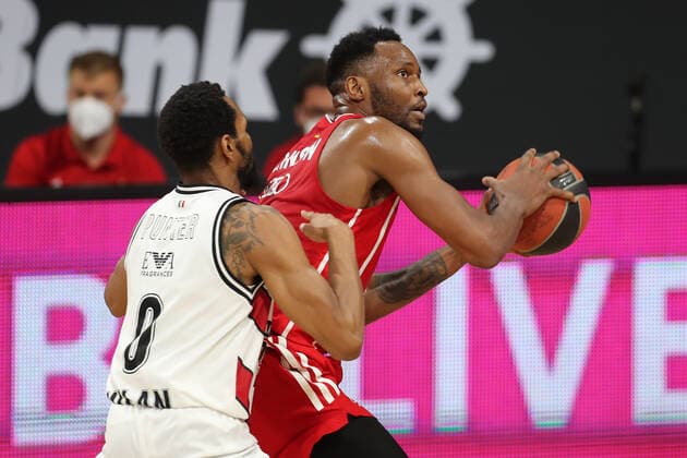 Zweikampf zwischen Kevin Punter (Mailand) und Jajuan Johnson (Muenchen) GER, FC Bayern Basketball - Armani Olimpia Mailand, Basketball, EuroLeague Viertelfinale Spiel 4, Saison 2020 2021, 30.04.2021, GER, FC Bayern Basketball - Armani Olimpia Mailand, Basketball, EuroLeague Viertelfinale Spiel 4, Saison 2020 2021, 30.04.2021, Muenchen Copyright: xEIBNER MarcelxEngelbrechtx EP_EER