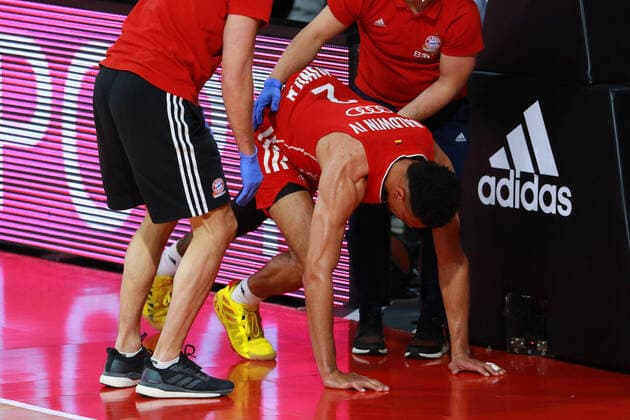 2 Wade Baldwin (FCBB) wird behandelt, ist verletzt, am Boden Basketball, EuroLeague, Playoff, FC Bayern München vs. Olimpia Milano im Audi Dome am 30.04.2021, Spiel 4, FOTO: Mladen Lackovic LakoPress