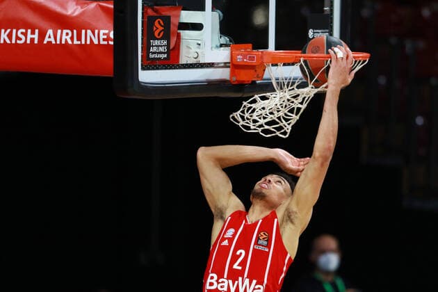 2 Wade Baldwin (FCBB) setzt sich durch, trifft, Treffer, Korb Basketball, EuroLeague, Playoff, FC Bayern München vs. Olimpia Milano im Audi Dome am 30.04.2021, Spiel 4, FOTO: Mladen Lackovic LakoPress