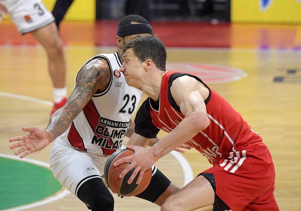 30.04.2021, xemx, Basketball Turkish Airlines Euroleague Spiel 4, FC Bayern Muenchen Basketball - AX Armani Exchange Milan emspor, v.l. Malcolm Delaney (AX Armani Exchange Milan), Vladimir Lucic (FC Bayern Basketball) Zweikampf, Duell, Kampf, tackle Muenchen