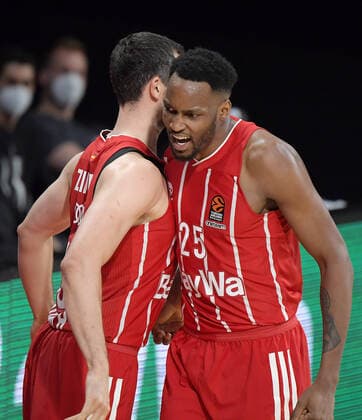 30.04.2021, xemx, Basketball Turkish Airlines Euroleague Spiel 4, FC Bayern Muenchen Basketball - AX Armani Exchange Milan emspor, v.l. Paul Zipser (FC Bayern Basketball) jubelt mit Ja Juan Johnson (FC Bayern Basketball) nach dem Dunking Muenchen