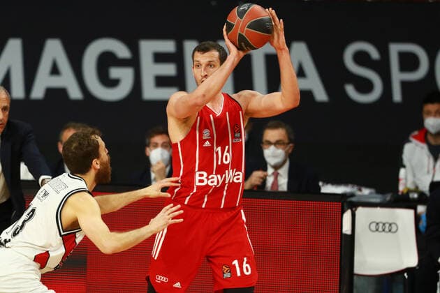 16 Paul Zipser (FCBB) rot, gegen 13 Sergio Rodriguez (Olimpia Milano) Basketball, EuroLeague, Playoff, FC Bayern München vs. Olimpia Milano im Audi Dome am 30.04.2021, Spiel 4, FOTO: Mladen Lackovic LakoPress