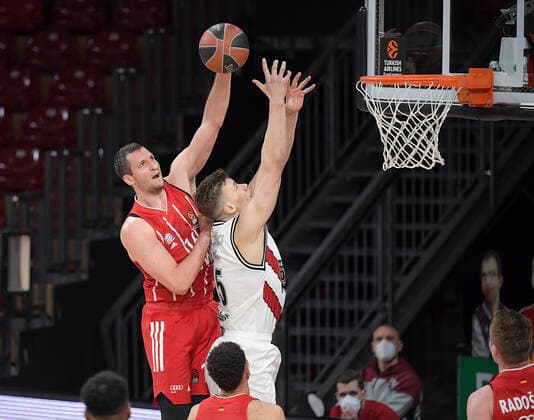 30.04.2021, xemx, Basketball Turkish Airlines Euroleague Spiel 4, FC Bayern Muenchen Basketball - AX Armani Exchange Milan emspor, v.l. Paul Zipser (FC Bayern Basketball), Kaleb Tarczewski (AX Armani Exchange Milan) Zweikampf, Duell, Kampf, tackle Muenchen