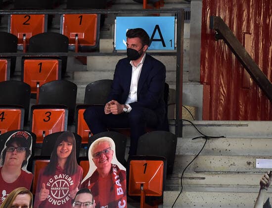 30.04.2021, xemx, Basketball Turkish Airlines Euroleague Spiel 4, FC Bayern Muenchen Basketball - AX Armani Exchange Milan emspor, v.l. Geschaeftsfuehrer Marko Pesic (FC Bayern Basketball) alleine auf der Tribuene Muenchen