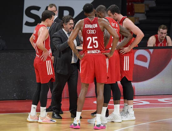30.04.2021, xemx, Basketball Turkish Airlines Euroleague Spiel 4, FC Bayern Muenchen Basketball - AX Armani Exchange Milan emspor, v.l. Head Coach Andrea Trinchieri (FC Bayern Basketball) gibt Anweisungen, gestikuliert mit den Armen, gesticulate, gives instructions an das Team Muenchen